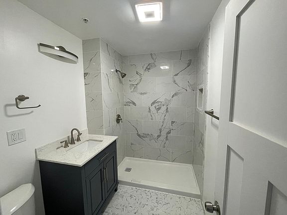 5th image of 1088 Linden Ave #A