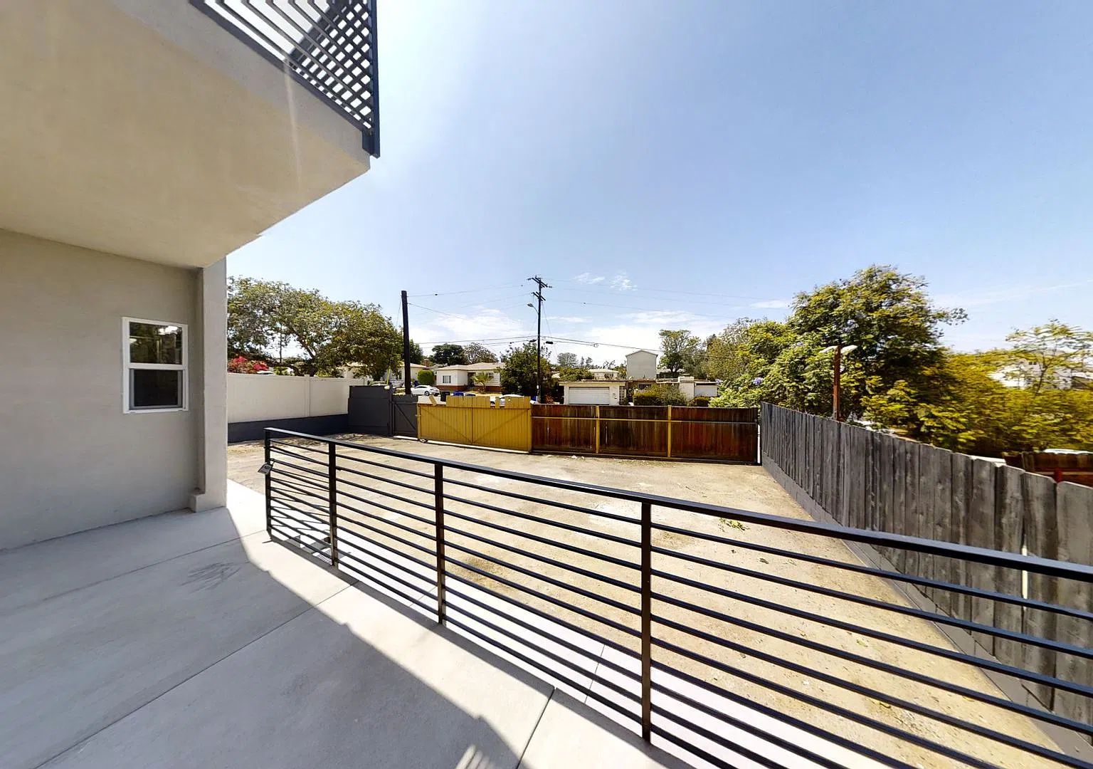 Private Entry & Yard — Photo 4