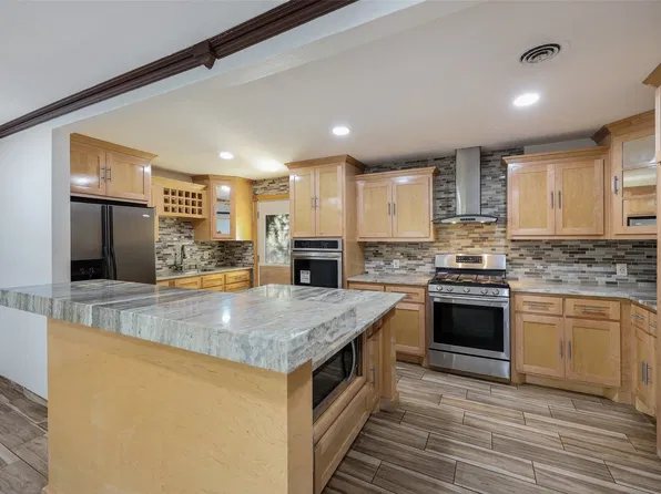 17 Macarthur Dr, Denison, TX 75020