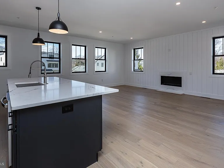 981 Henry Ave — Photo 11