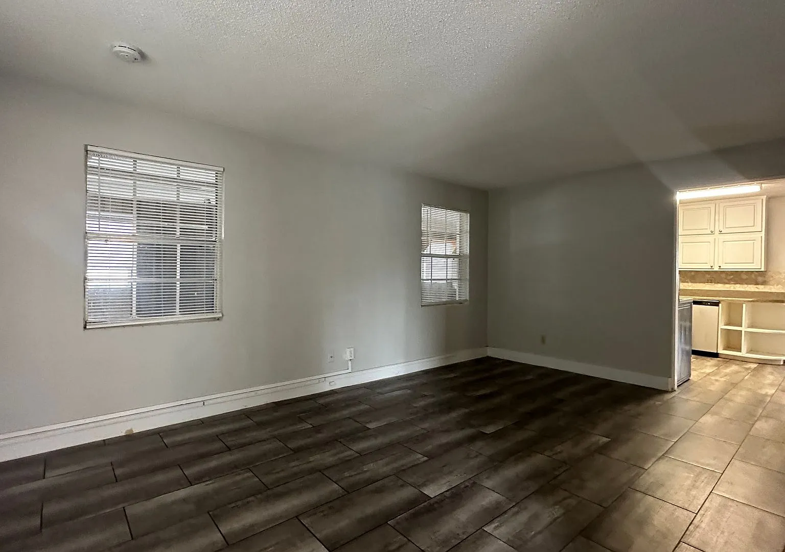 Spacious 3 Bed, 2 Bath Just Minutes from the Beach — Photo 2
