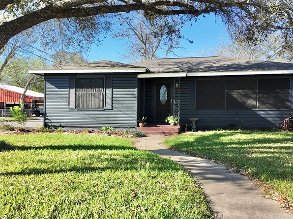 408 Walnut St, Yoakum, TX 77995