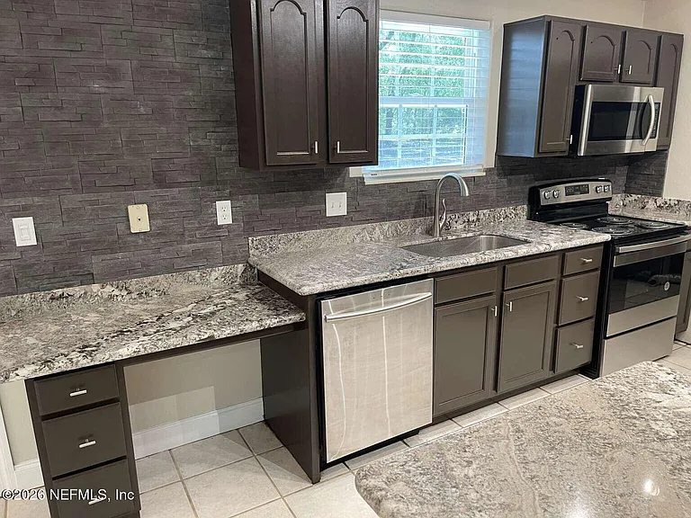 9050 NW 131st Pl — Photo 6