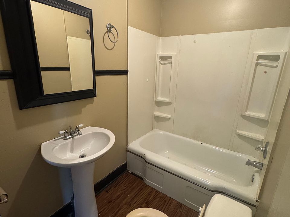 2nd image of 1621 Catherine Dr APT A