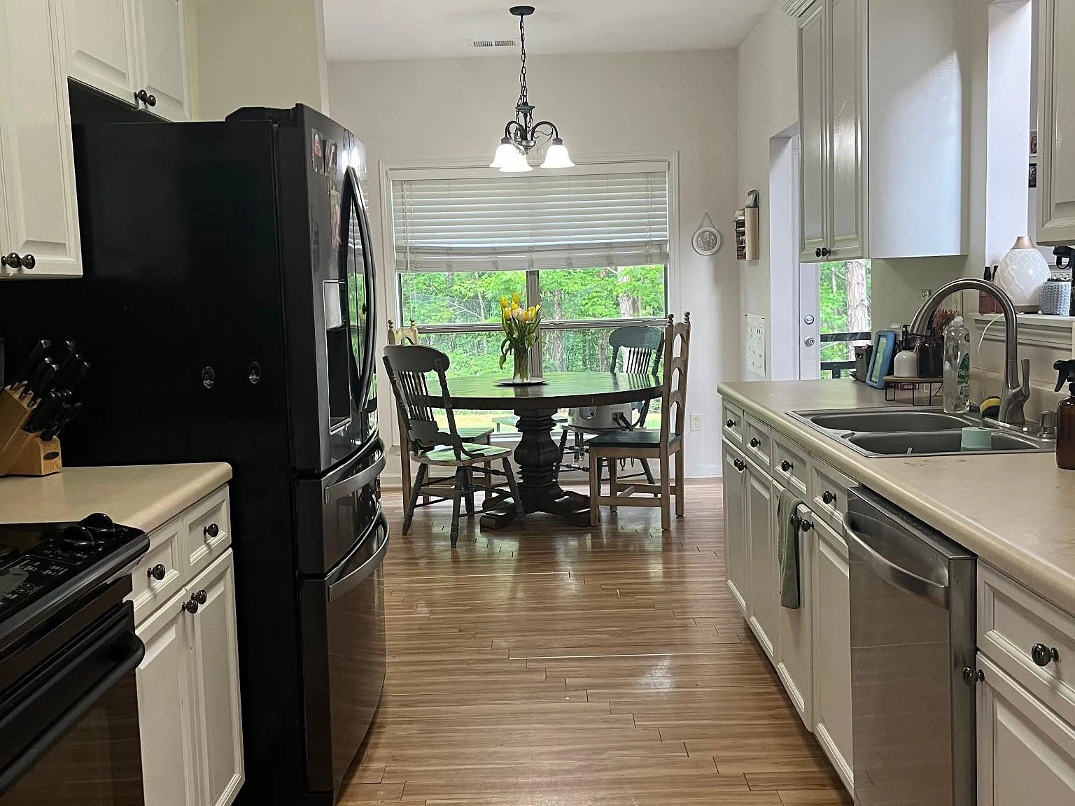 3 bed, 1402 sqft, $2,000 — Photo 4