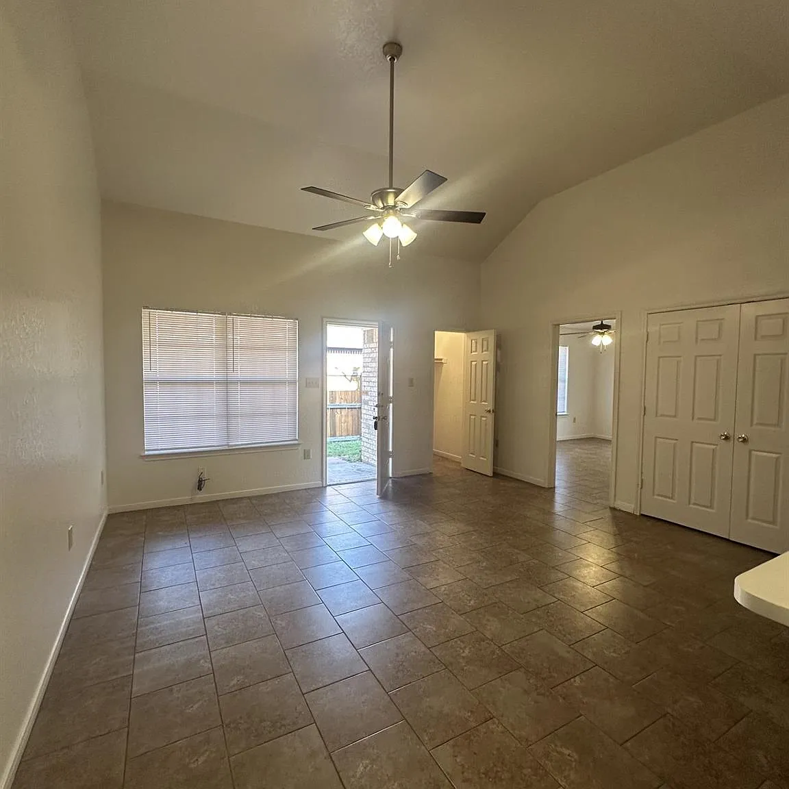 2 bed, 2.0 bath, 962 sqft, $995 — Photo 2