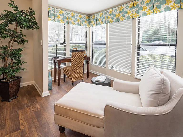 Chatsworth Apartments — Photo 6