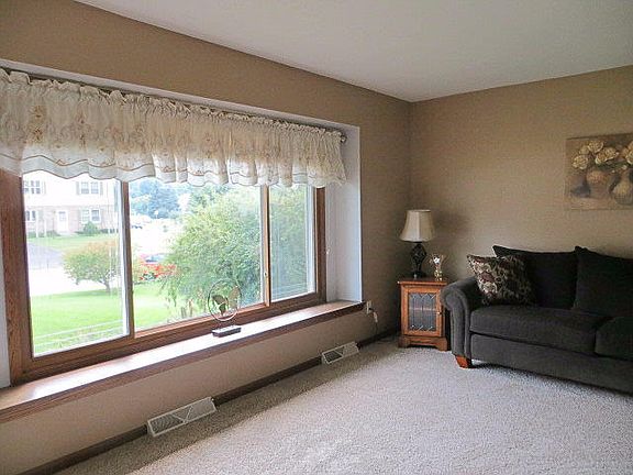 3rd image of 842 Oxford Dr
