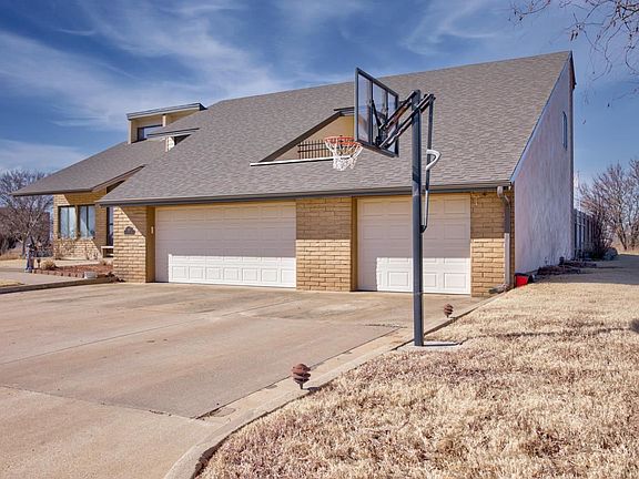 3rd image of 2801 Valley View Dr