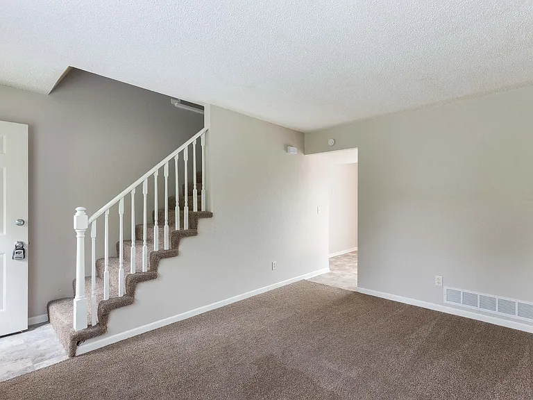 1401 La Chateau Dr — Photo 2