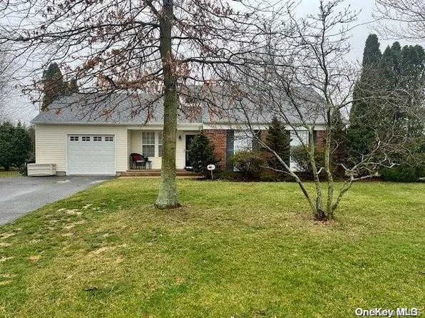 13 Midfield Place, Riverhead, NY 11901