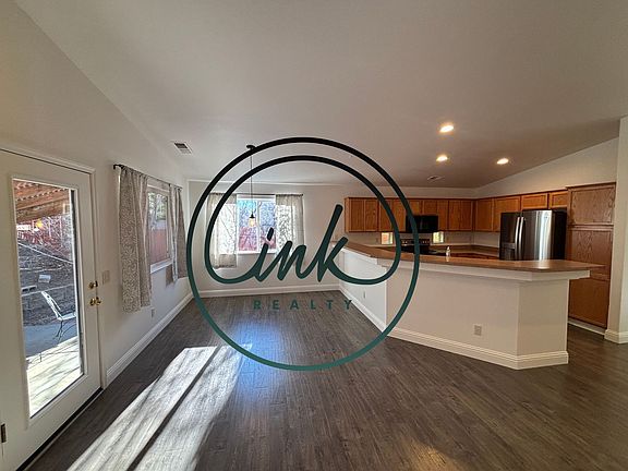 5th image of 875 Valley Crest Dr