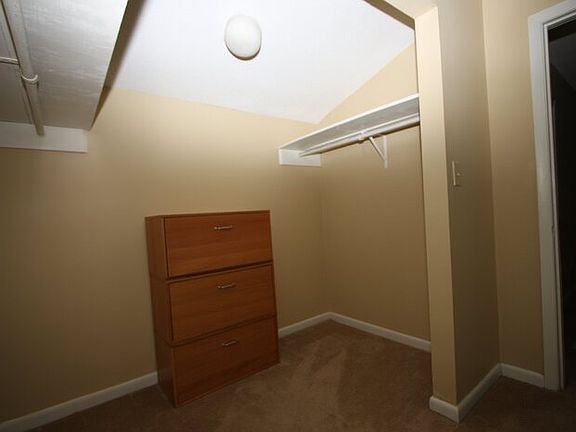 3rd image of 204 Oak Tree Dr