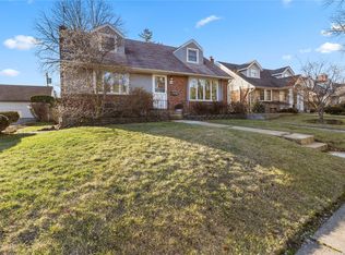 39 Crandall Dr, Mineola, NY 11501