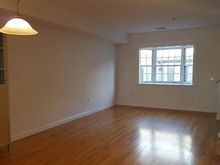 523 Hancock St — Photo 2