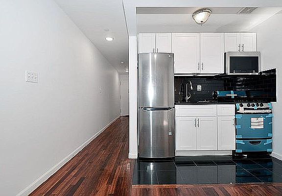 4th image of 135 Orchard St #8