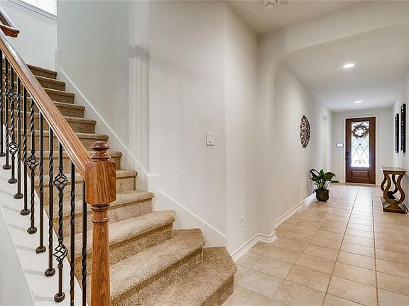 4th image of 304 Island Oak Dr