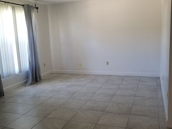 3rd image of 130 W Towne Pl