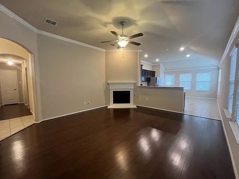 1300 Foxglove Ln — Photo 3