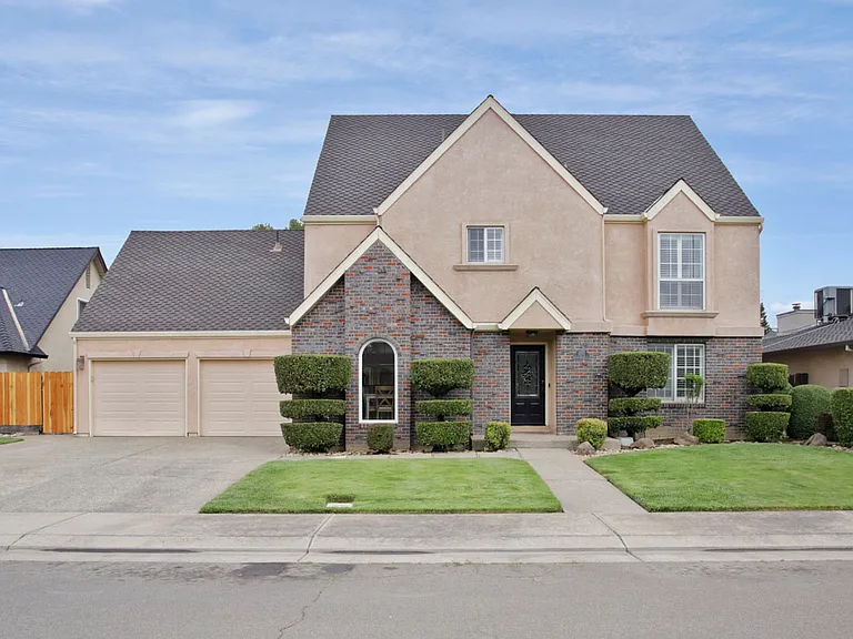 2925 Park Oak Dr — Photo 1