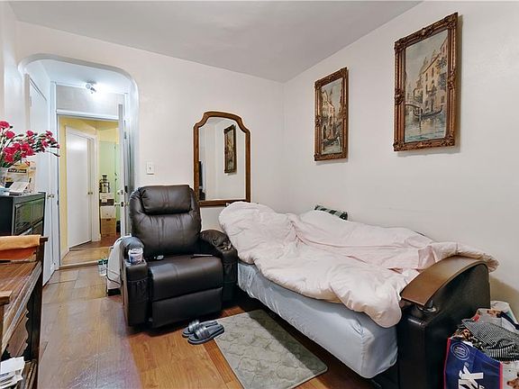 3rd image of 124 Brightwater Ct