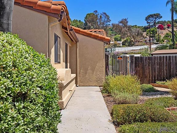 2nd image of 2922 Alamitos Pl