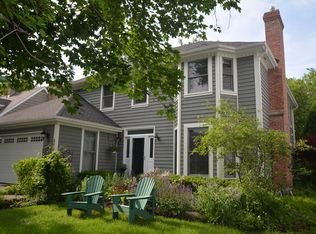 106 E Hawthorne Ct, Lake Bluff, IL 60044