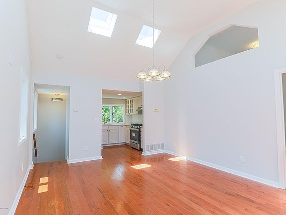 5th image of 607 Richmond Ave #A