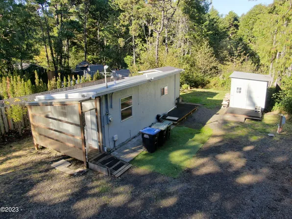 153 NE California St, Yachats, OR 97498