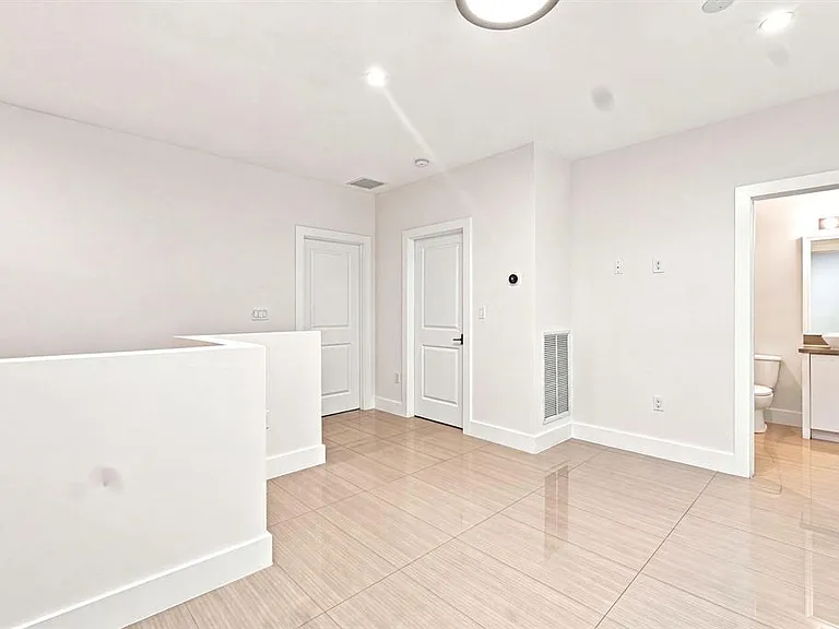 432 NE 16th St — Photo 5