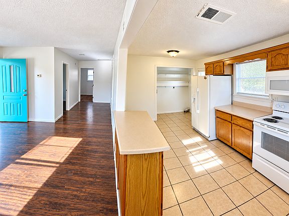 3rd image of 3204 Parkwood Rd