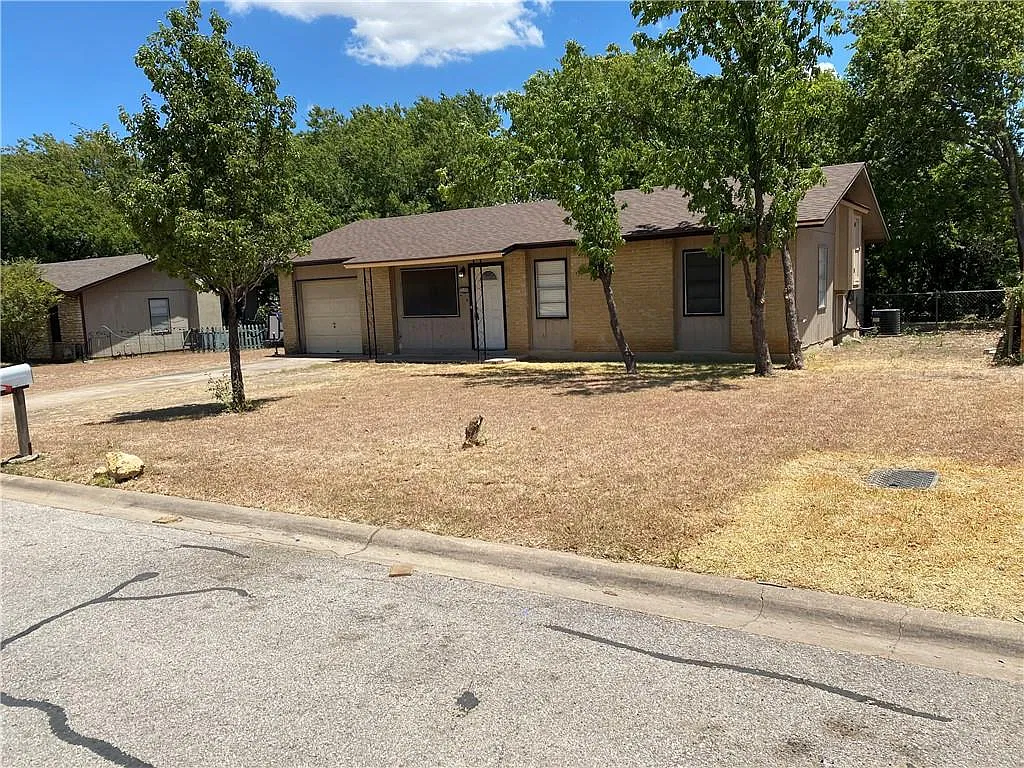 3 bed, 1.0 bath, 972 sqft, $1,600 — Photo 1