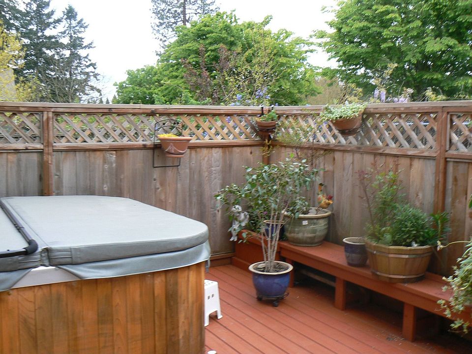 Hot tub and privacy deck