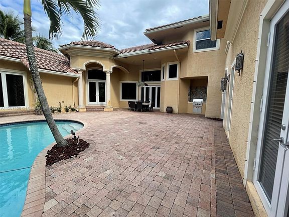 5th image of 10291 Blue Palm St