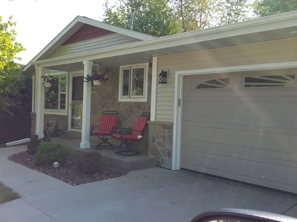 824 Kings Ridge Ct E, West Bend, WI 53090