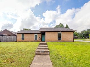 800 Poe St, Azle, TX 76020