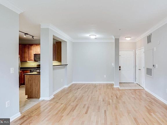 3rd image of 4860 Eisenhower Ave Unit 285