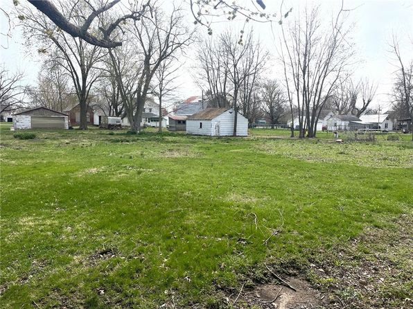 217 N Vine St, Stewardson, IL 62463