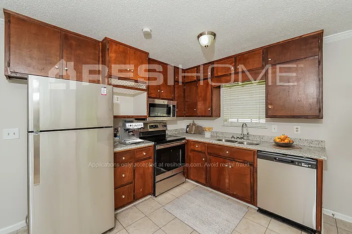 3 bed, 2.0 bath, 1039 sqft, $1,495 — Photo 3