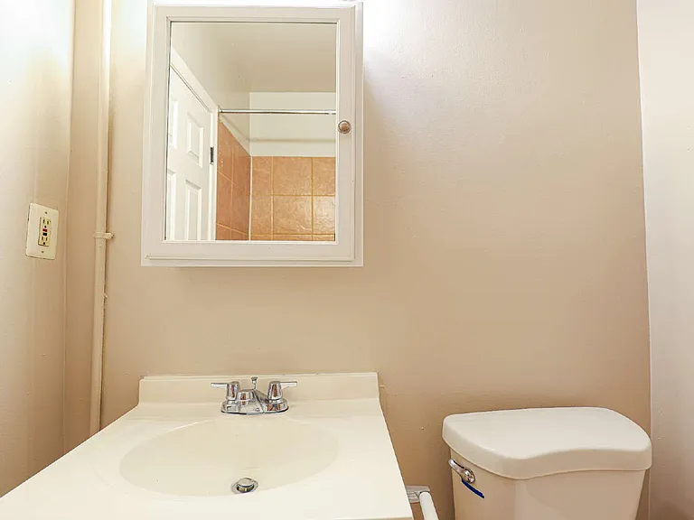 1633 E St NE #3 — Photo 18