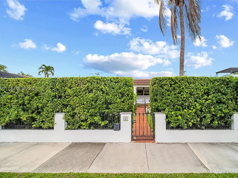 2421 SW 26th Ln — Photo 3