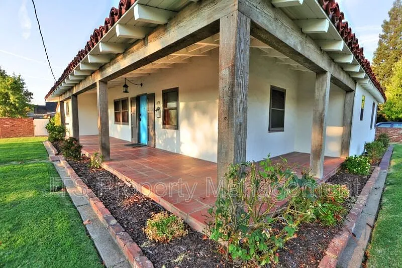 3 bed, 2.0 bath, 1379 sqft, $2,995 — Photo 3
