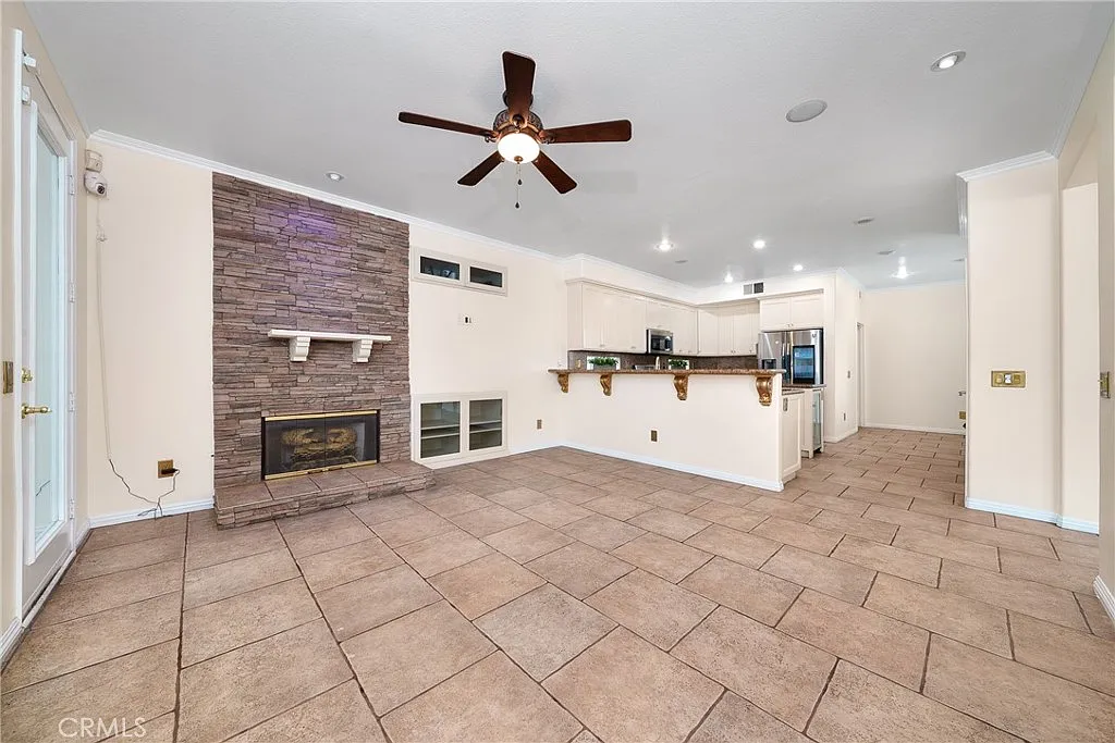 4 bed, 2.5 bath, 2349 sqft, $6,300 — Photo 4