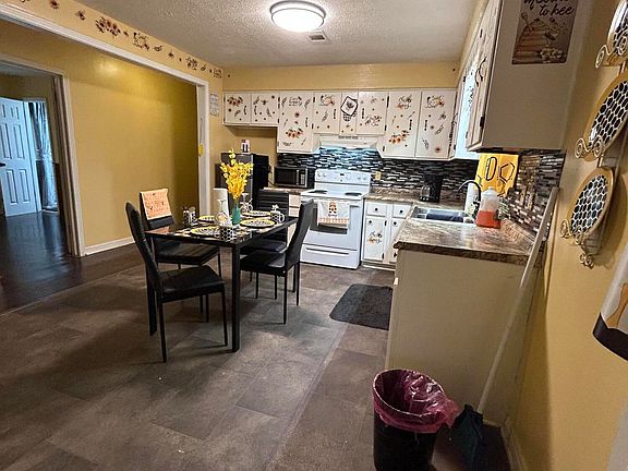 4th image of 404 Evergreen Dr