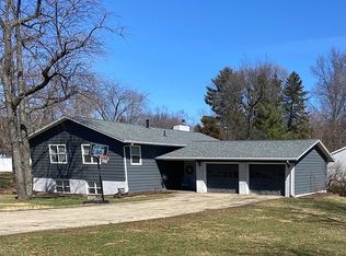 1355 Ridgefield Rd, Freeport, IL 61032