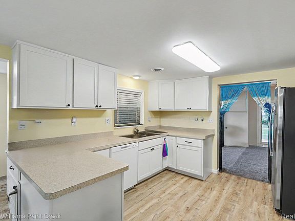 5th image of 7190 Lakeshore Rd