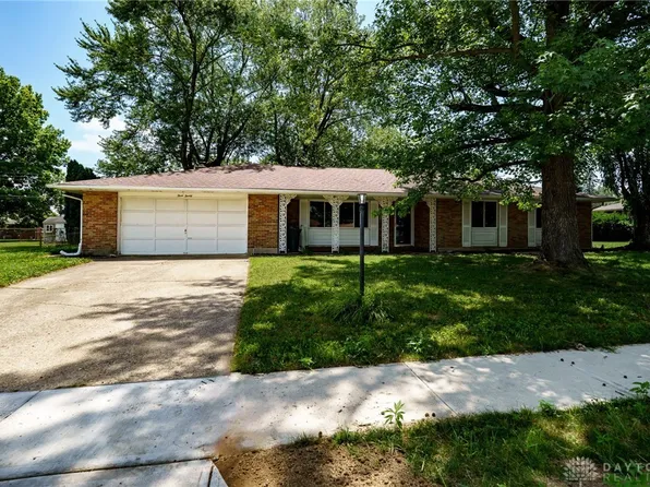 320 Camborne Dr, Englewood, OH 45322