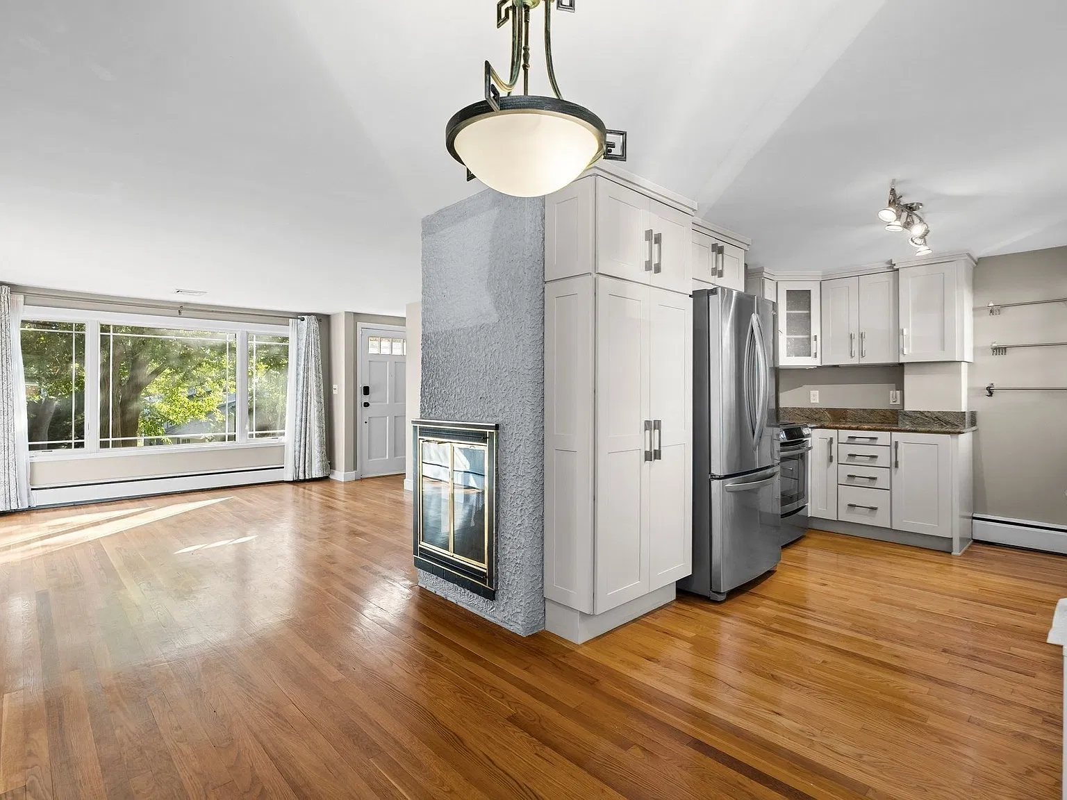3 bed, 2.0 bath, 1950 sqft, $3,950 — Photo 1