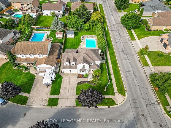 2nd image of 105 Stefanie Cres