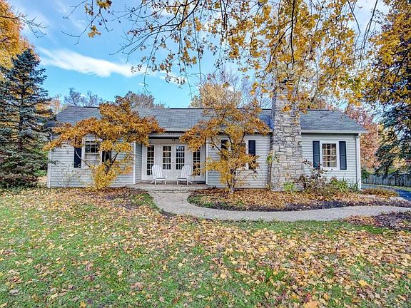 3rd image of 910 Highland Dr